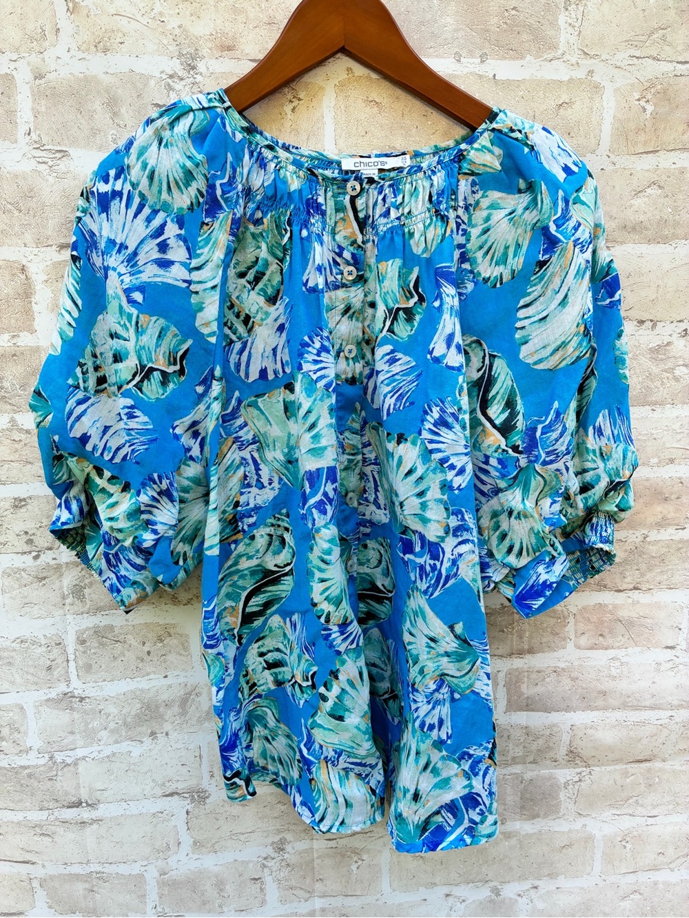 Chicos size 2.5 US 14 puff sleeve Blue shell print Tropical button fro t blouse - Picture 7 of 7